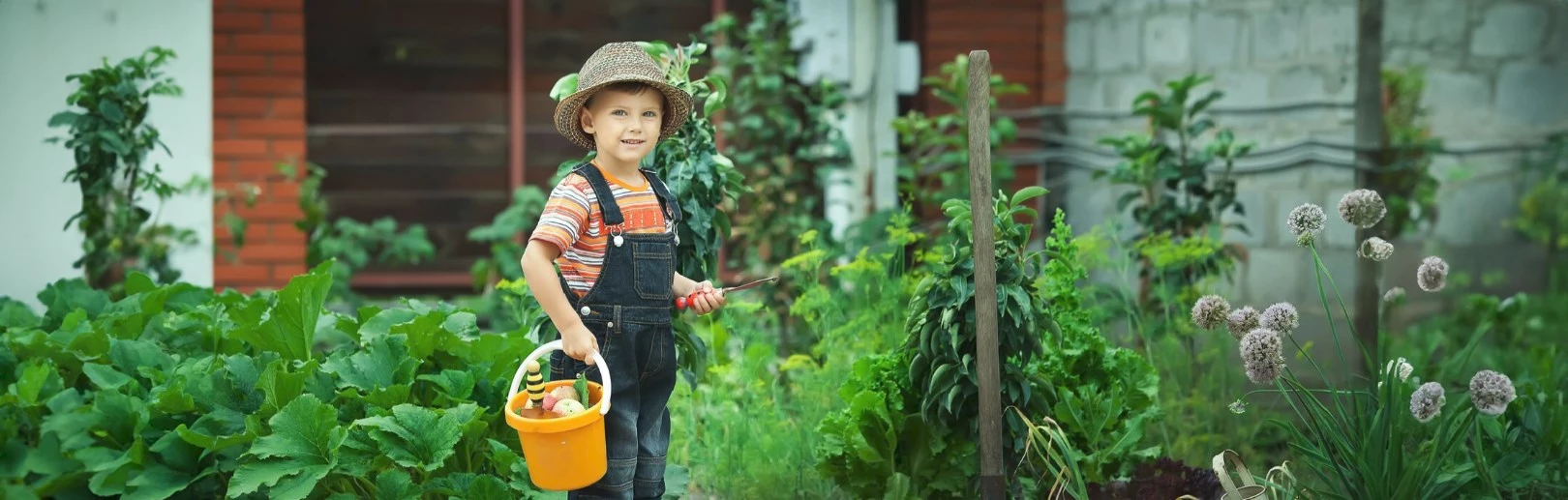 Jongen in tuin aan het werken